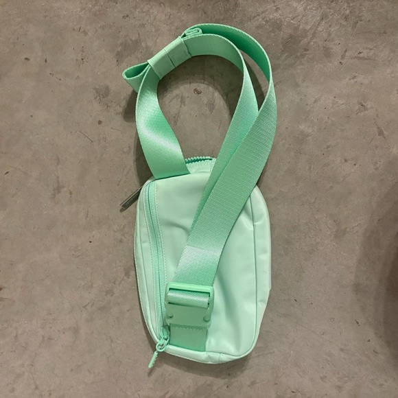Lululemon Athletica Mint Green Crossbody Belt Bag - Picture 2 of 3